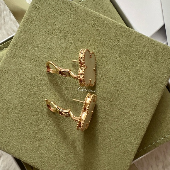 BNew! Van Cleef & Arpels 💕 MAGIC Alhambra 18K Yellow Gold Mother Pearl Earrings - Picture 4 of 8